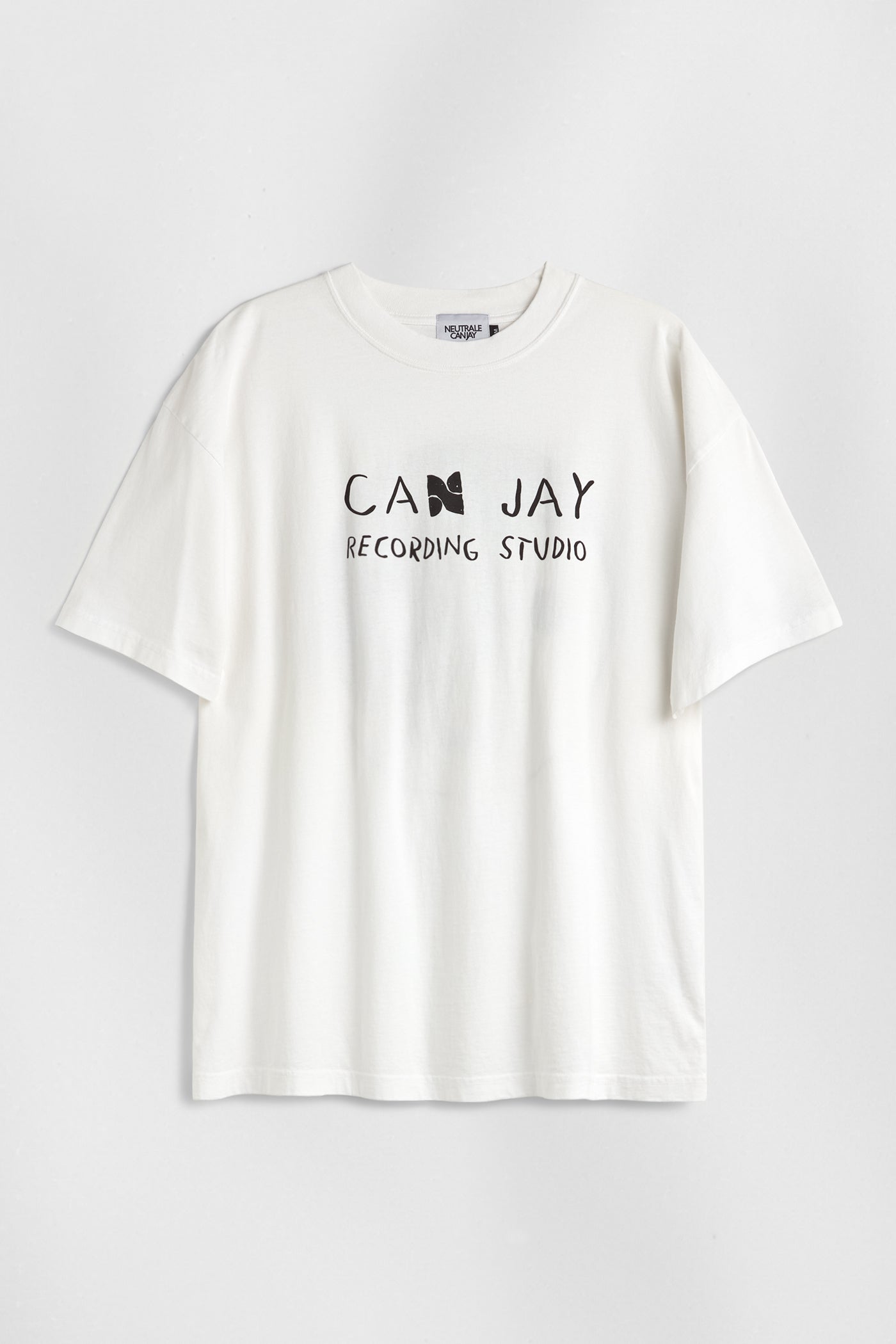 can jay neutrale graphic regular-fit t-shirt crafted from 100% certified organic cotton and a white garment-dyed finish.