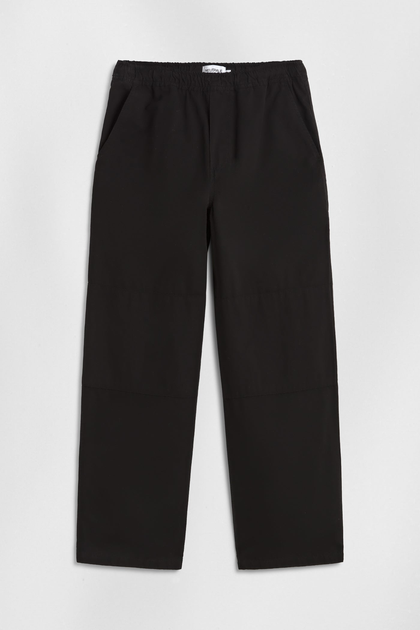 Neutrale knee pants in black. The pants are made from organic cotton and feature an elastic waist.