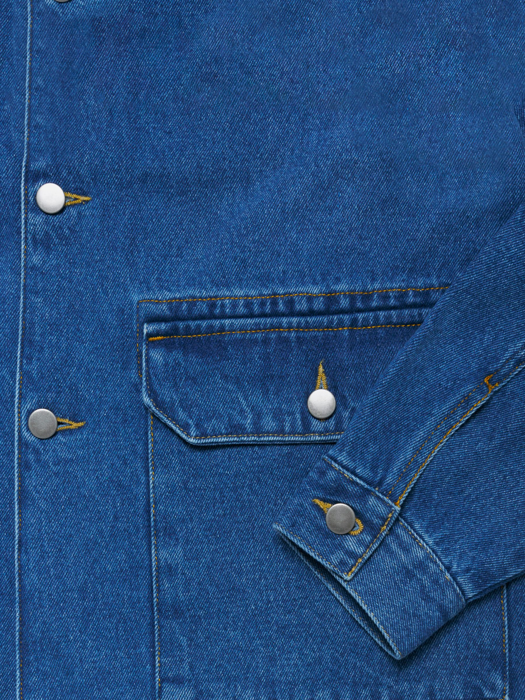 Neutrale denim jacket in blue. The denim jacket comes in a classic fit and has two front pockets