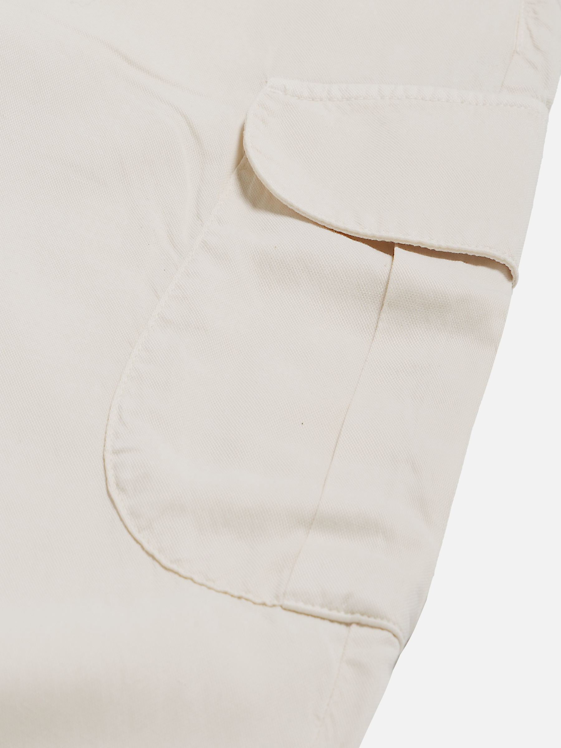 Neutrale Cargo Pants in natural white. Made from a cotton linen mix these cargo pants feature a loose fit.