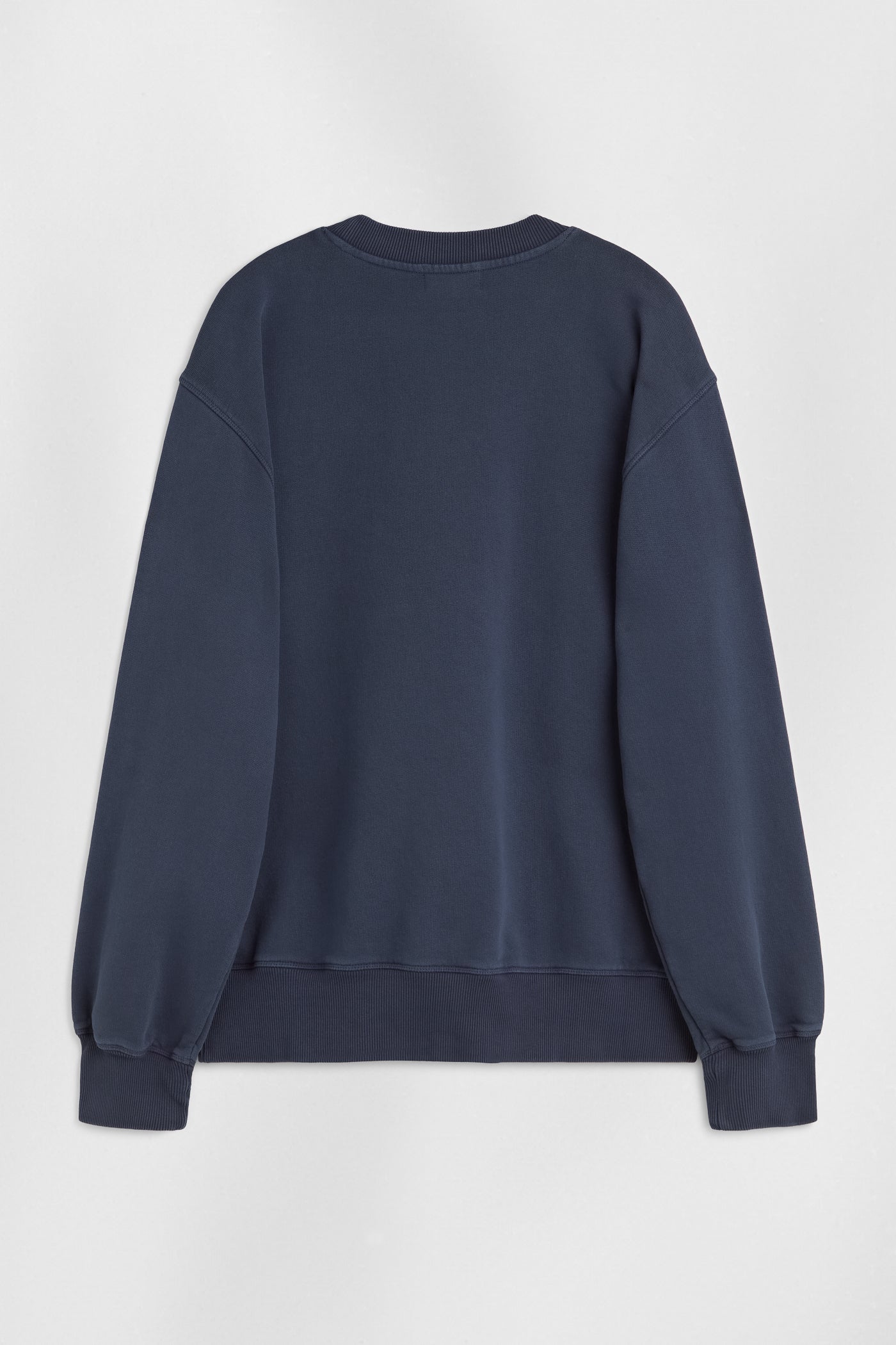 Unisex & regular fitted navy blue crewneck made with 100% certified organic cotton. 