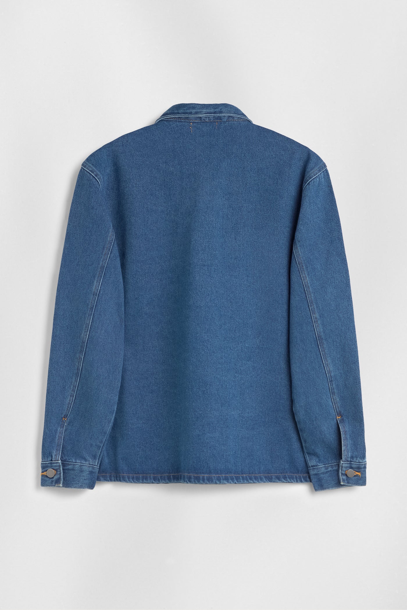 Neutrale denim jacket in blue. The denim jacket comes in a classic fit and has two front pockets.