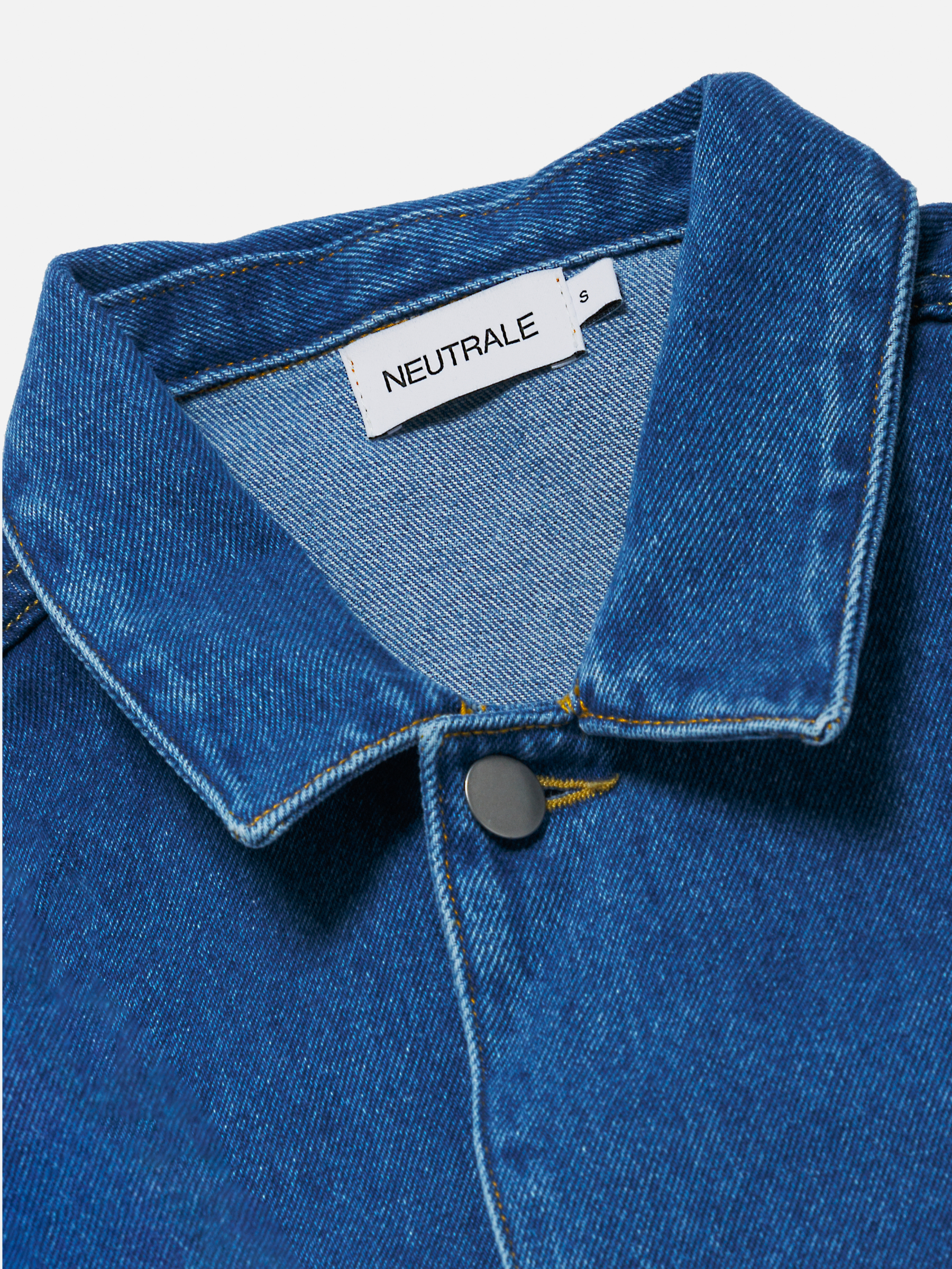 Neutrale denim jacket in blue. The denim jacket comes in a classic fit and has two front pockets. 