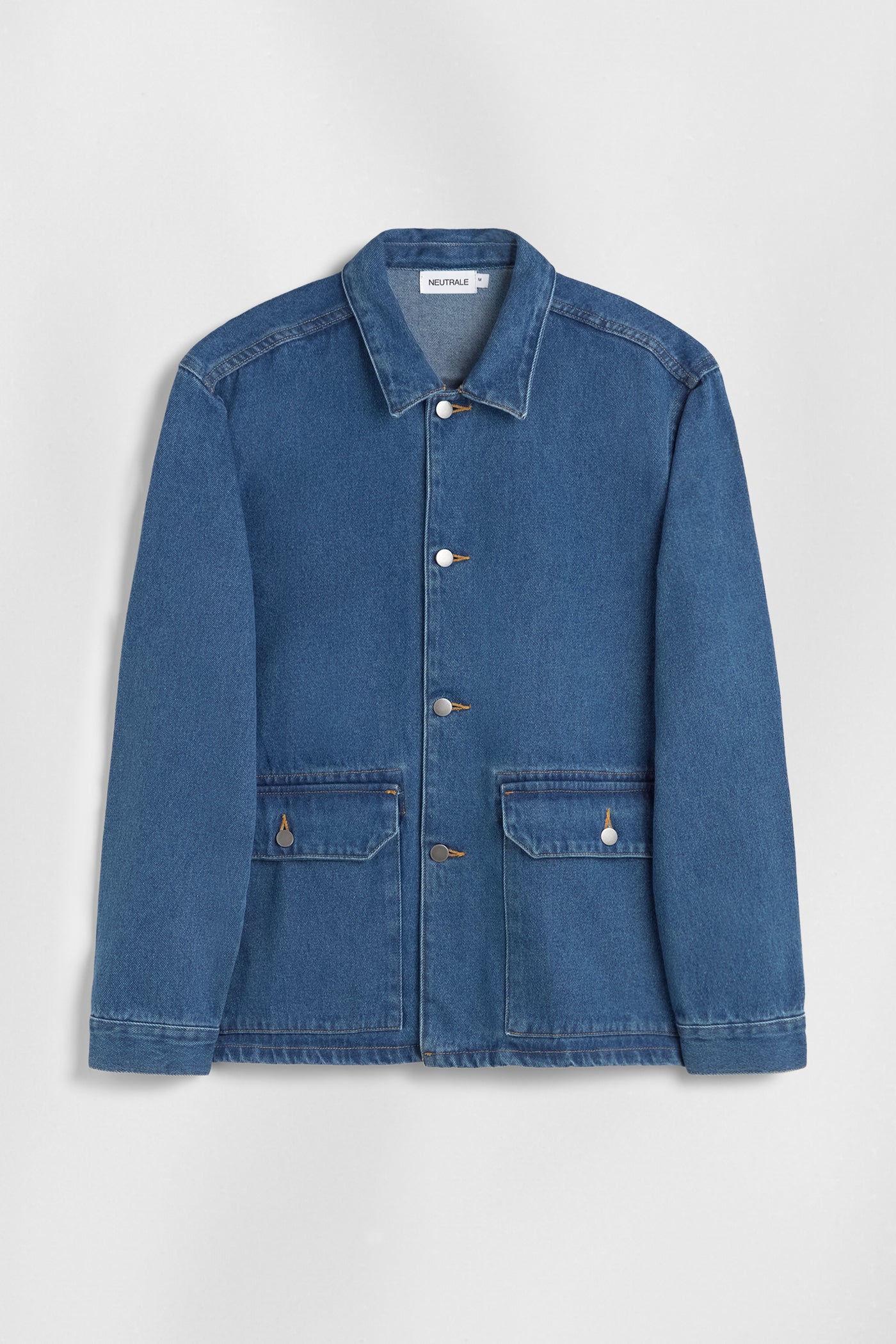 Neutrale denim jacket in blue. The denim jacket comes in a classic fit and has two front pockets.