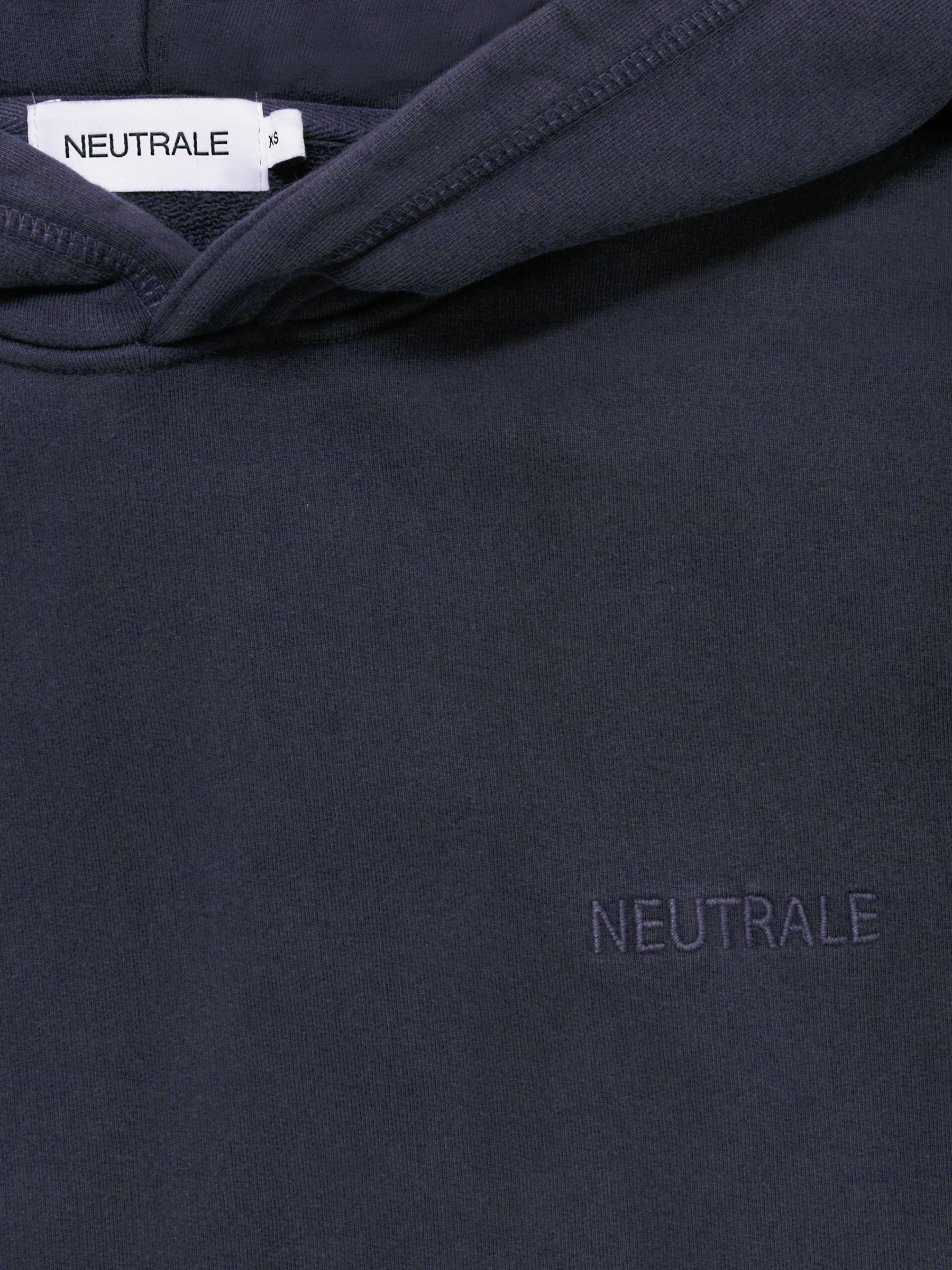 Neutrale heavyweight hoodie navy blue. Crafted from 100% certified organic cotton and a garment-dyed finish.