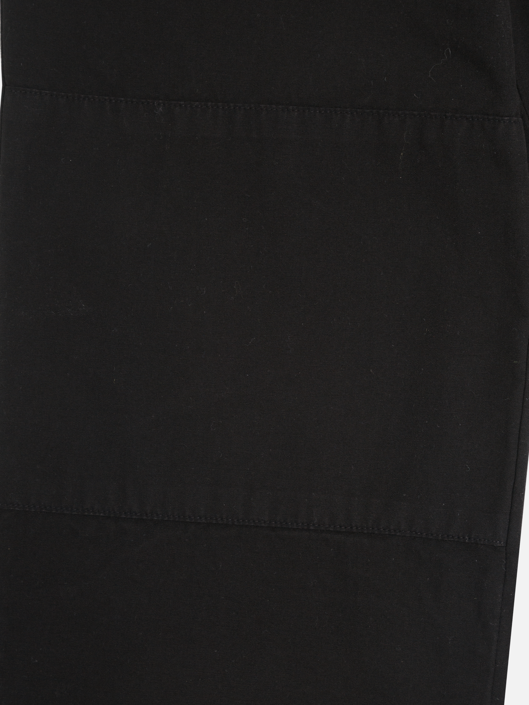 Neutrale knee pants in black. The pants are made from organic cotton and feature an elastic waist.