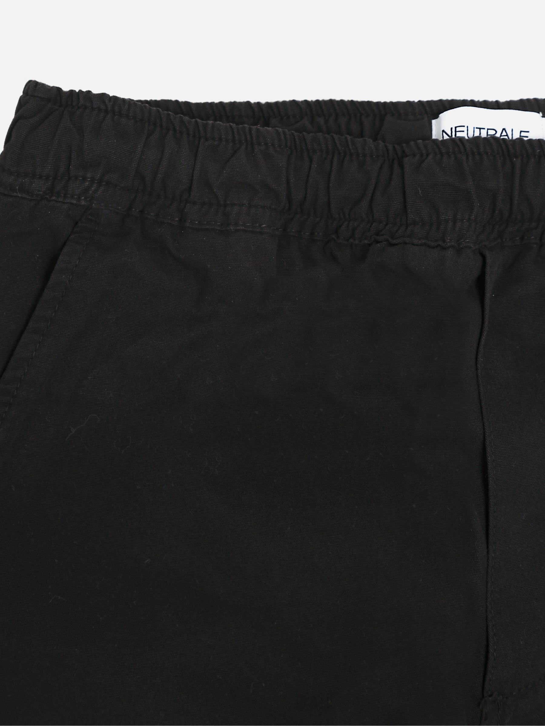 Neutrale knee pants in black. The pants are made from organic cotton and feature an elastic waist. 