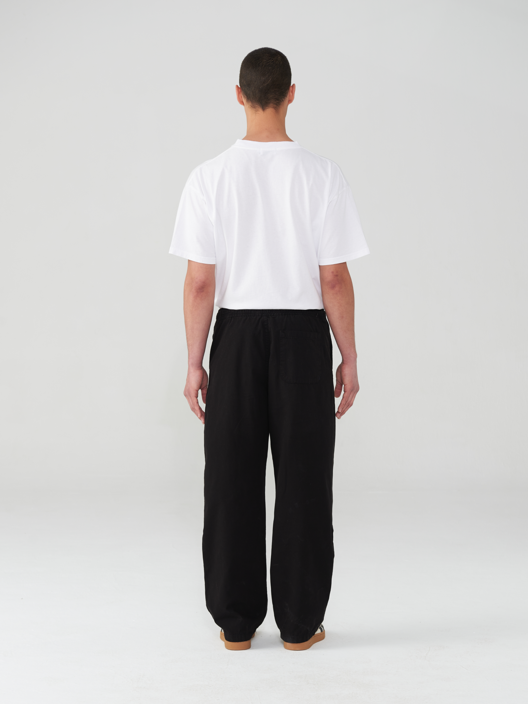 Neutrale knee pants in black. The pants are made from organic cotton and feature an elastic waist.