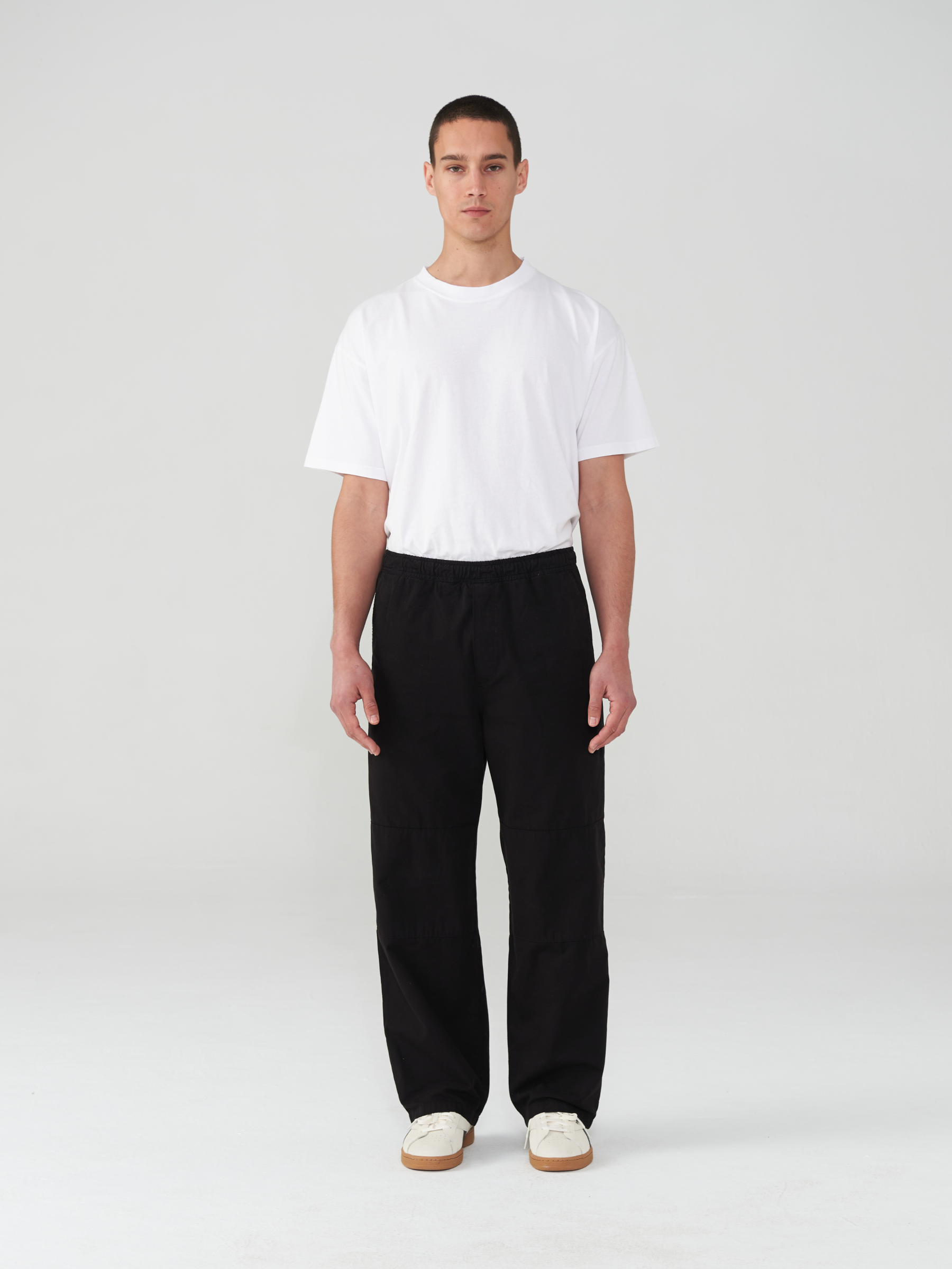 Neutrale knee pants in black. The pants are made from organic cotton and feature an elastic waist.