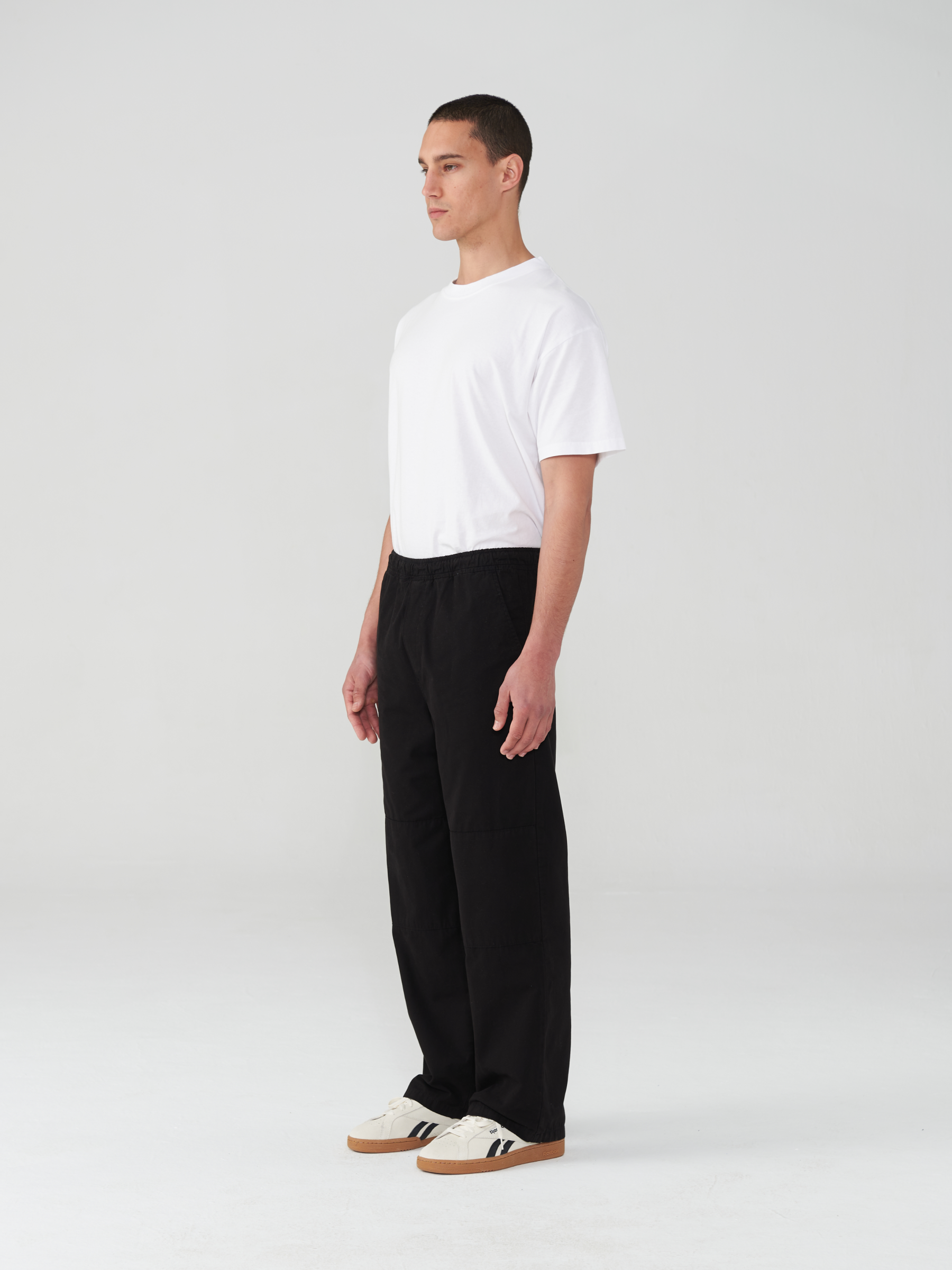 Neutrale knee pants in black. The pants are made from organic cotton and feature an elastic waist.