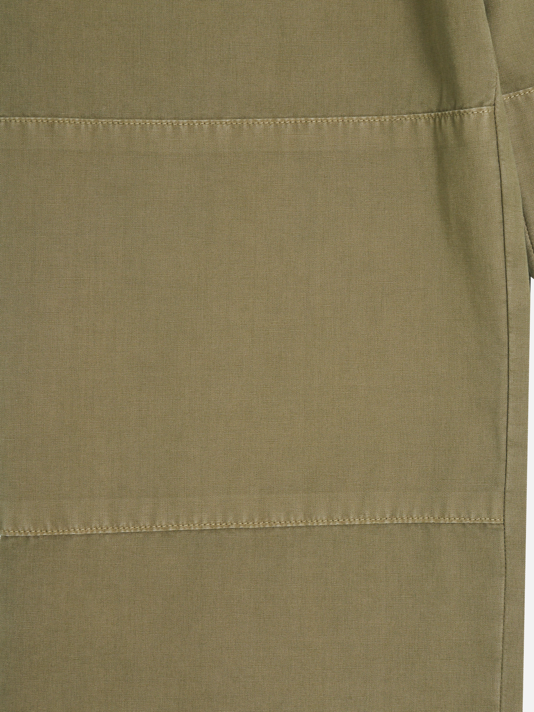 Neutrale knee pants in khaki. The pants are made from organic cotton and feature an elastic waist.