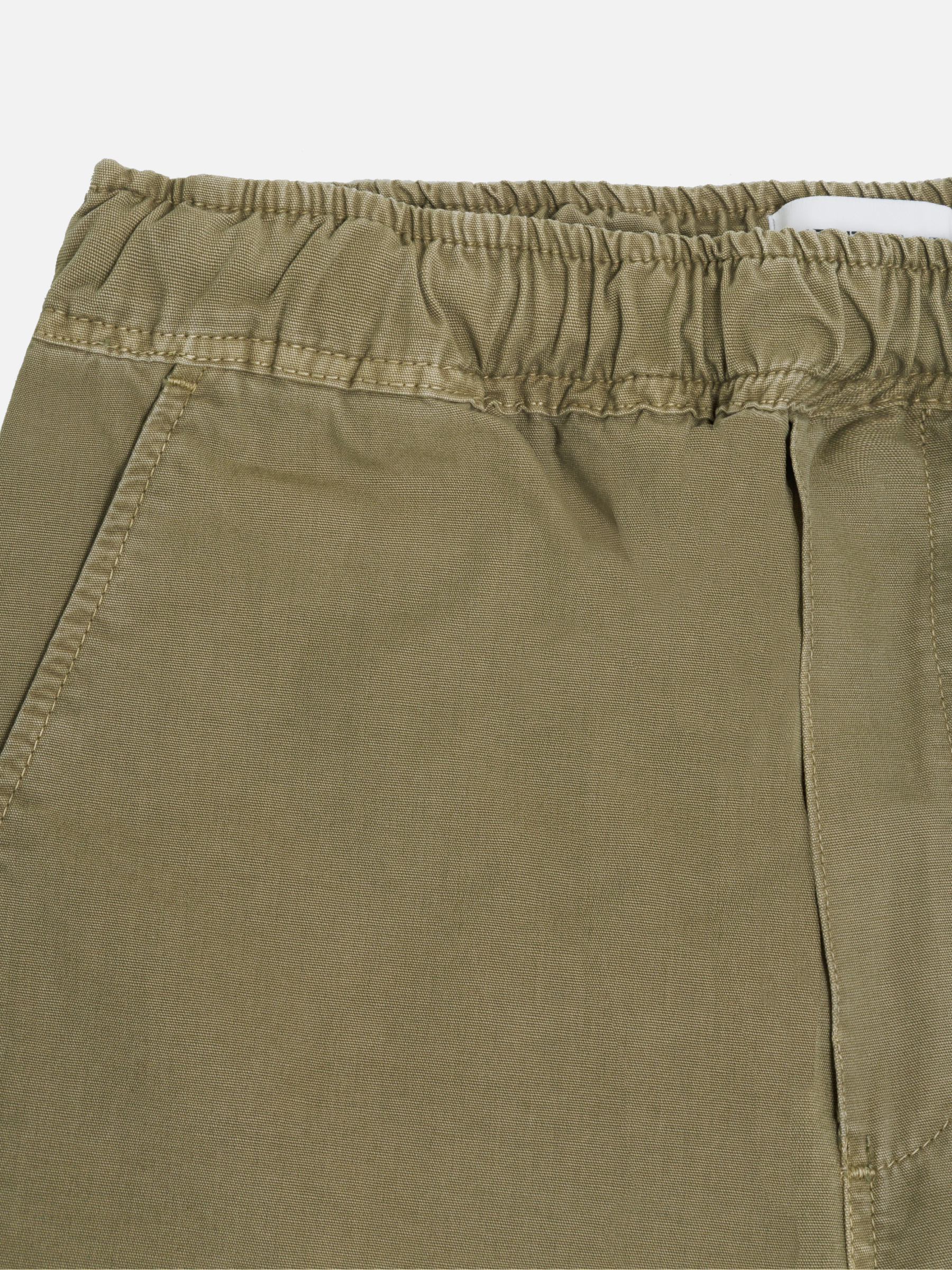 Neutrale knee pants in khaki. The pants are made from organic cotton and feature an elastic waist. neutrale-knee-pants-khaki-detail