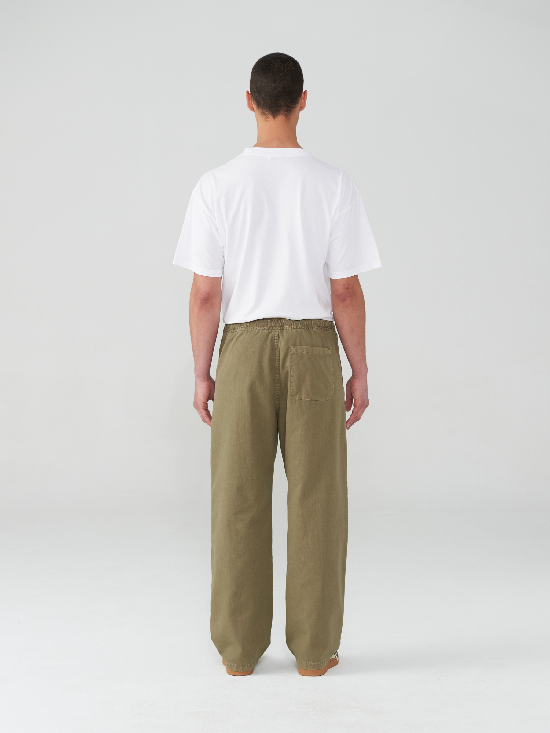 Neutrale knee pants in khaki. The pants are made from organic cotton and feature an elastic waist.