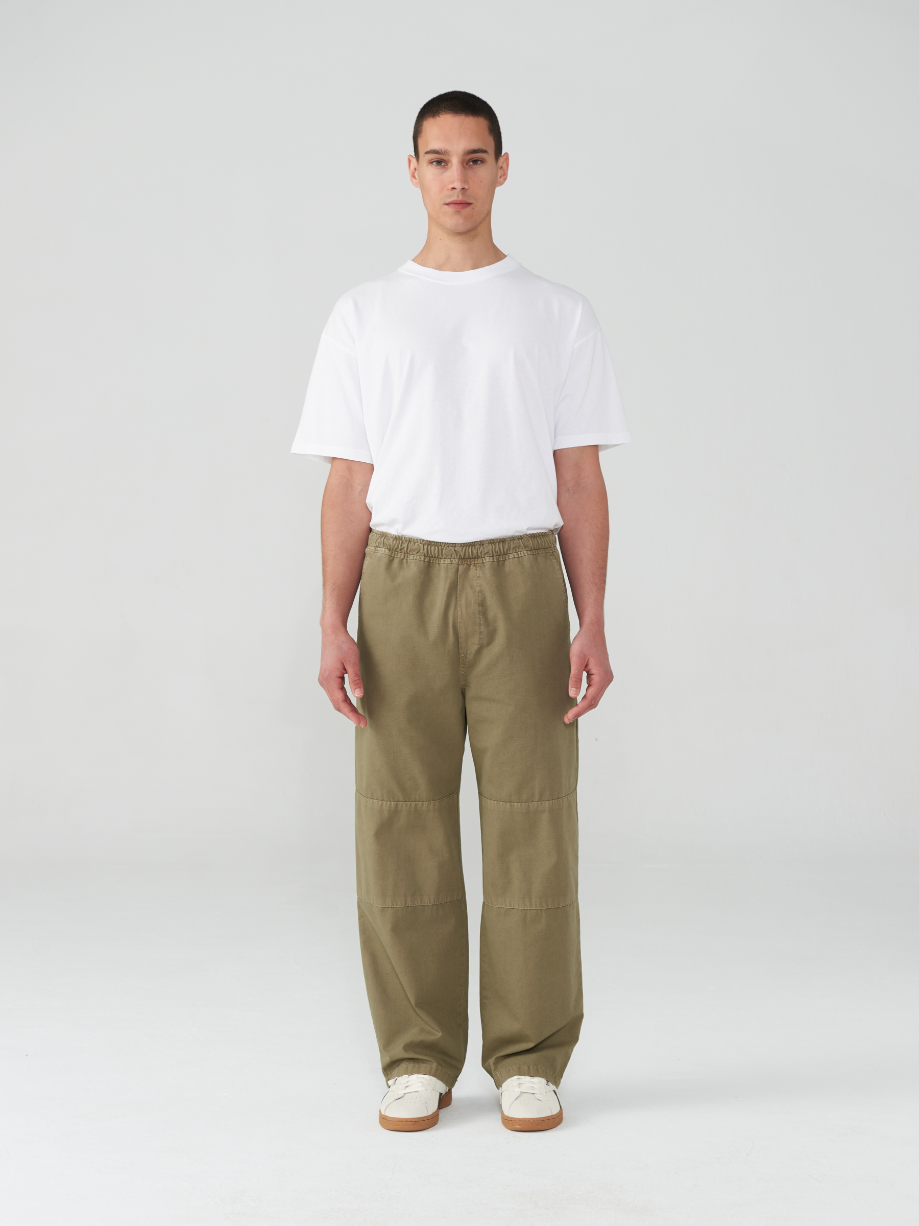 Neutrale knee pants in khaki. The pants are made from organic cotton and feature an elastic waist.