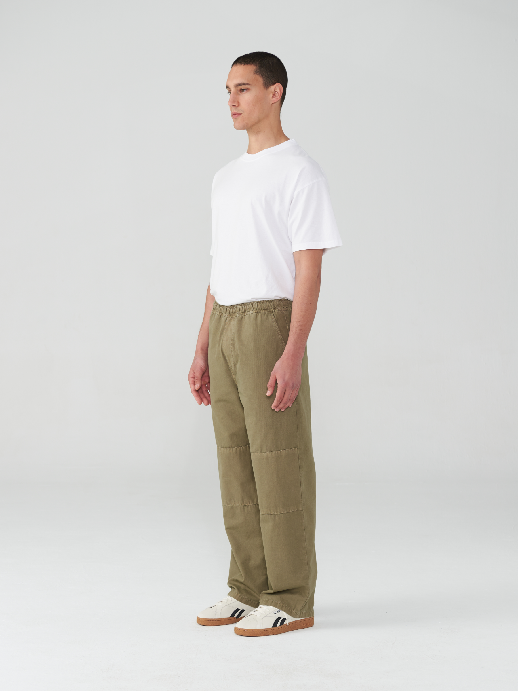 Neutrale knee pants in khaki. The pants are made from organic cotton and feature an elastic waist.