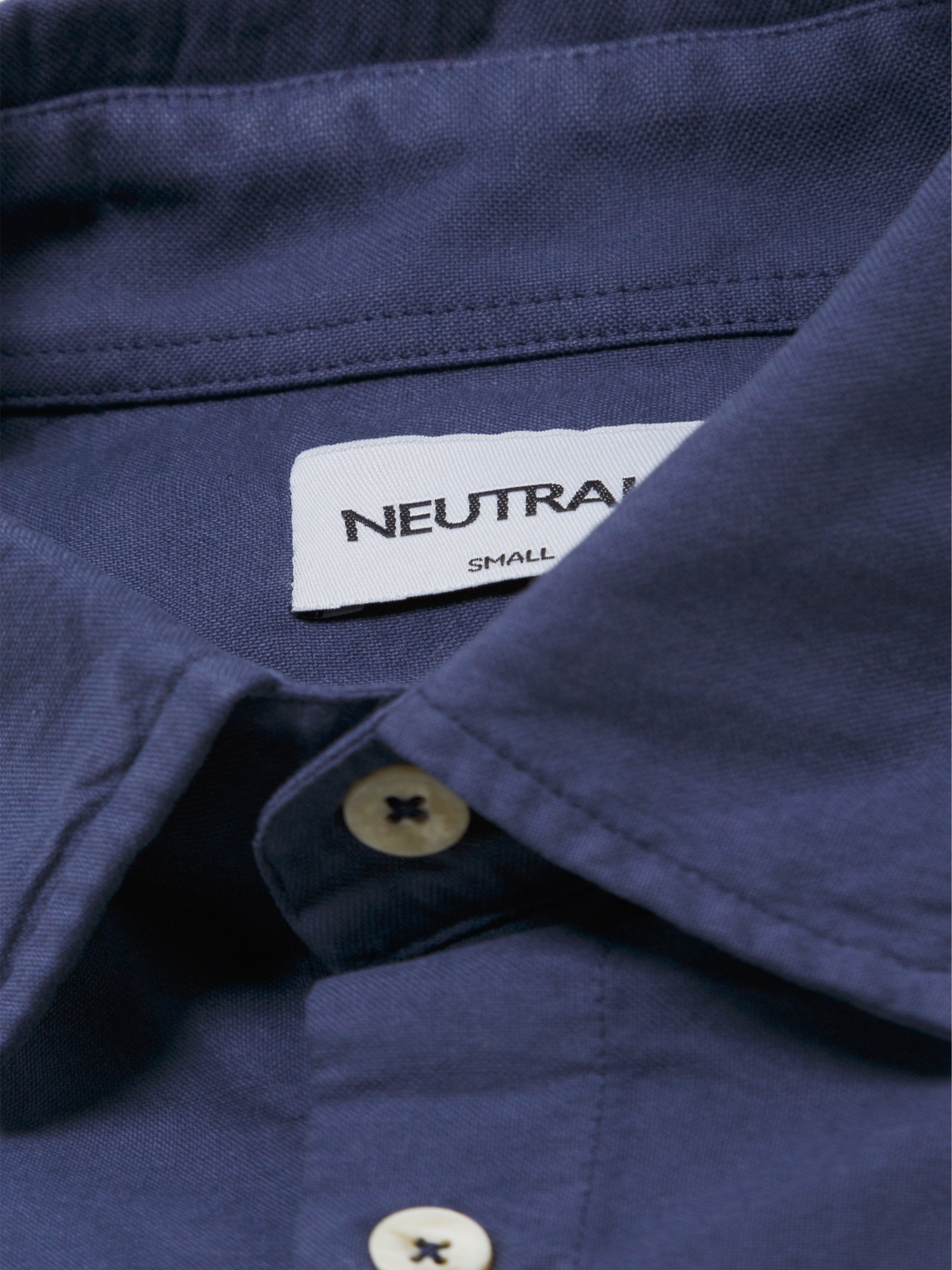 Neutrale fashionable loose-fitting with a classic overshirt with a classic button-down front and round hem