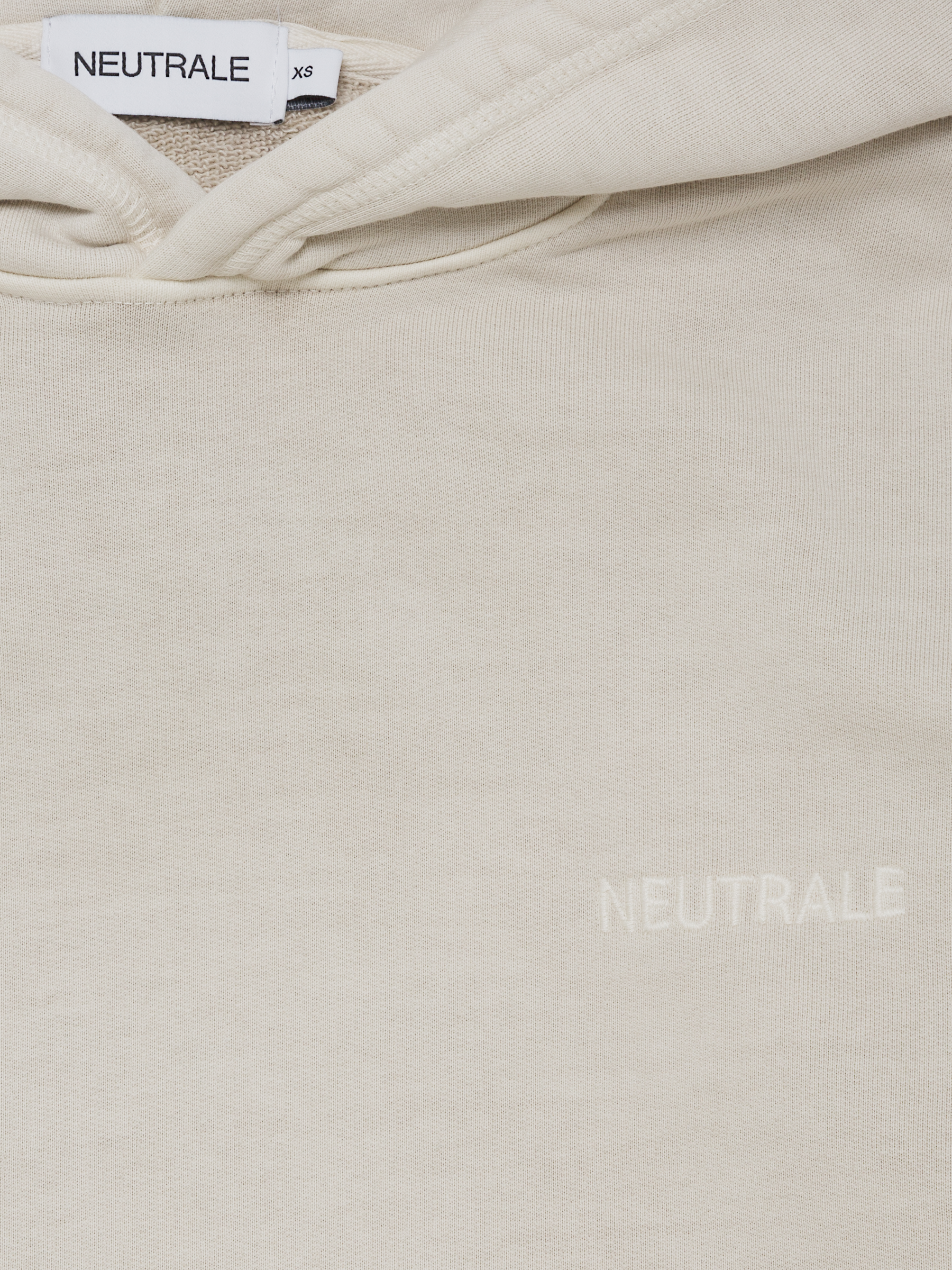 Neutrale heavyweight hoodie in sand. Crafted from 100% certified organic cotton and a garment-dyed finish.