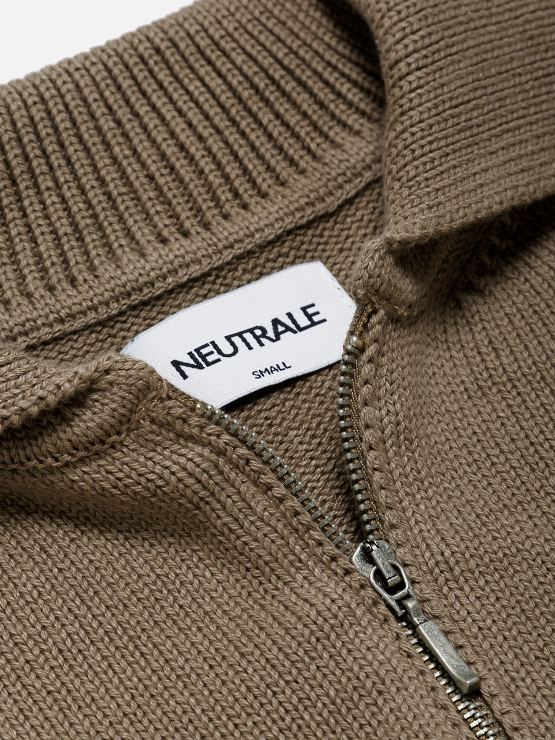 Neutrale terre knit polo crafted from organic cotton in a relaxed cut and ribbed cuffs