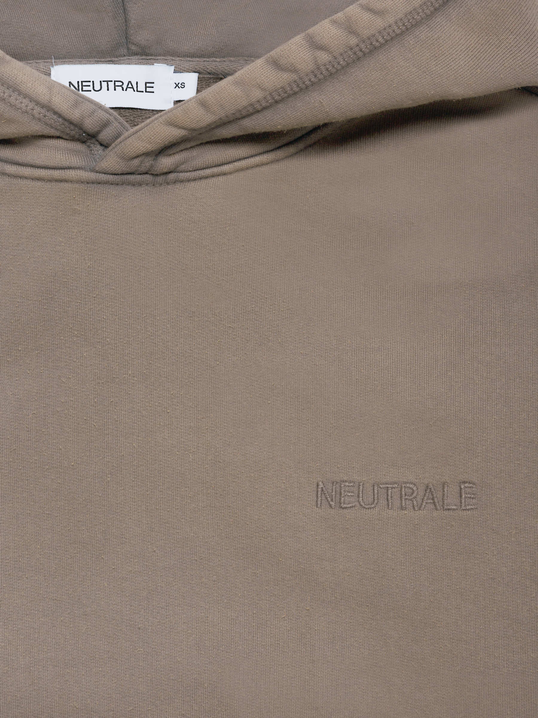 Neutrale heavyweight hoodie in walnut. Crafted from 100% certified organic cotton and a garment-dyed finish.