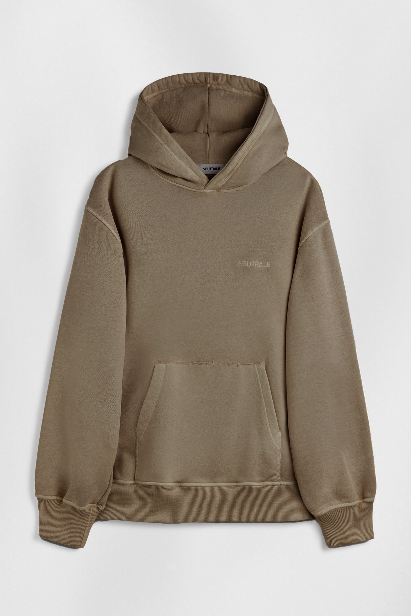 Neutrale heavyweight hoodie in walnut. Crafted from 100% certified organic cotton and a garment-dyed finish.